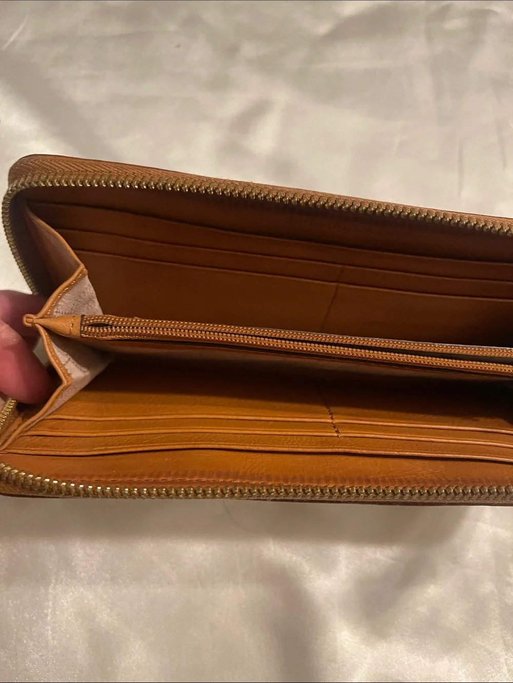 Michael Kors Tan Beige Signature Zip Wallet with Gold Plaque - Picture 2 of 9